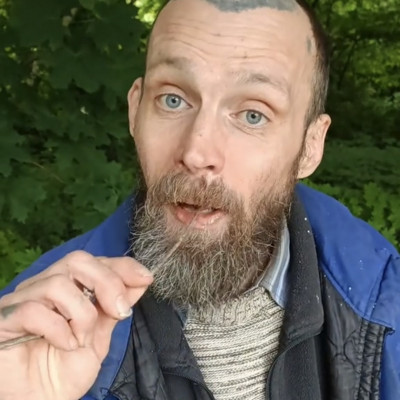 Bartos Möster egy faágat majszol ebédre