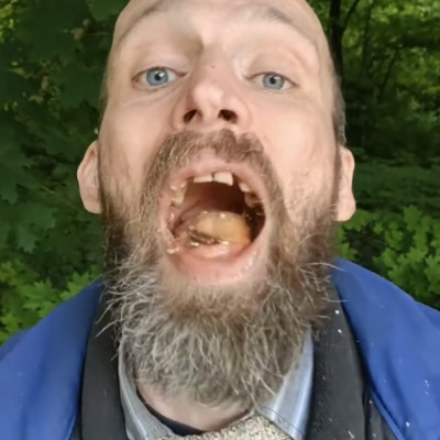 Bartos Möster egy faágat majszol ebédre