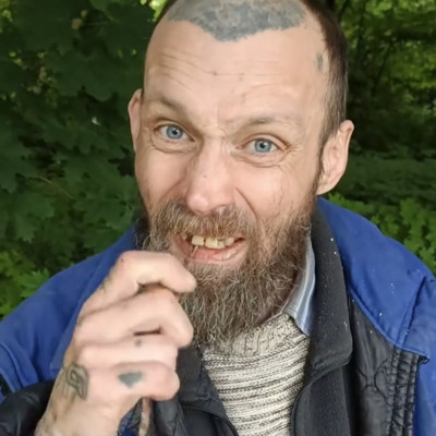 Bartos Möster egy faágat majszol ebédre