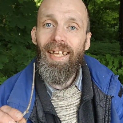 Bartos Möster egy faágat majszol ebédre