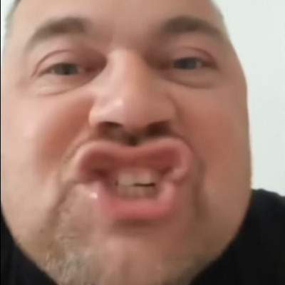 MC Árvácska száj a kamerába vicsorog