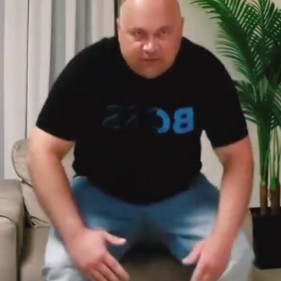 MC Gyomor terhestornát csinál a fotelban