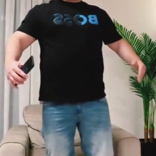 MC Gyomor terhestornát csinál a fotelban