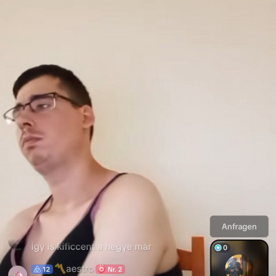 Jenes berivózva, női melltartóban buziskodik liveban