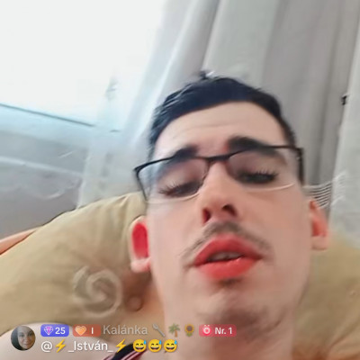 Jenes berivózva, női melltartóban buziskodik liveban
