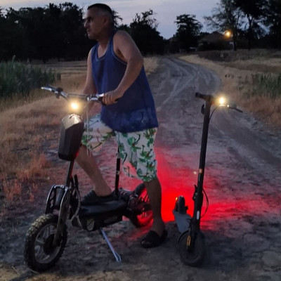 Mobilsz ès a gyogyòs, naplemente utàn a pusztàban