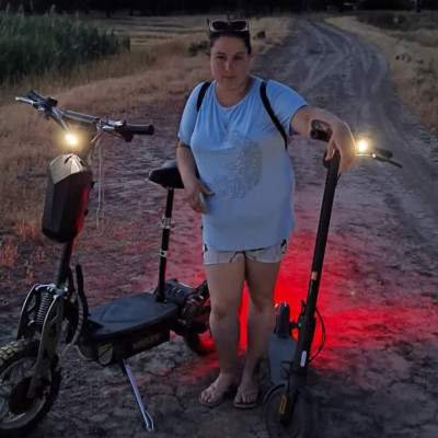 Mobilsz ès a gyogyòs, naplemente utàn a pusztàban