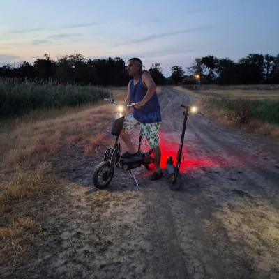 Mobilsz ès a gyogyòs, naplemente utàn a pusztàban