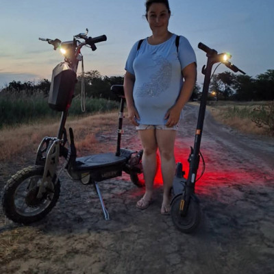 Mobilsz ès a gyogyòs, naplemente utàn a pusztàban