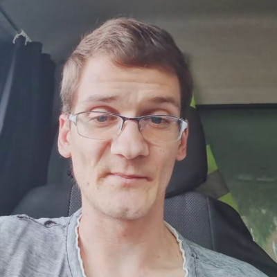Idős, vidéki öregasszonyfejű Biòs Pityesz jòl lelakva