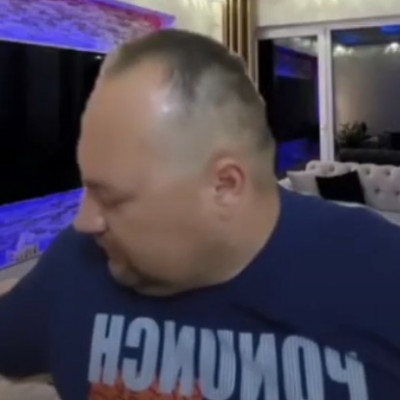 MC Dömpi megint belőtte a Doom II frizurát