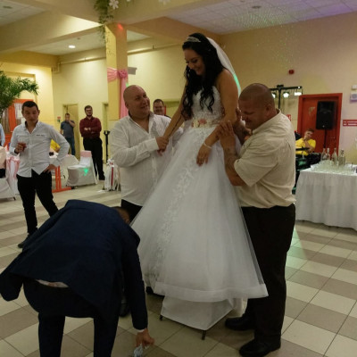 Subisertés kèt fingàs között egy Esküvőn brillírozik