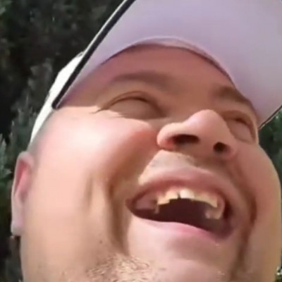 MC dàkò imàd jòkat röhögni fogak nélkül