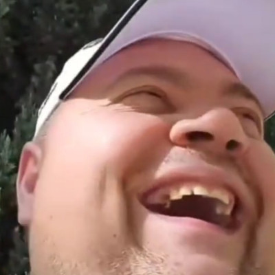 MC dàkò imàd jòkat röhögni fogak nélkül