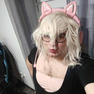 Aberrált Yabo a hájas férfi testét mutogatja youtubon