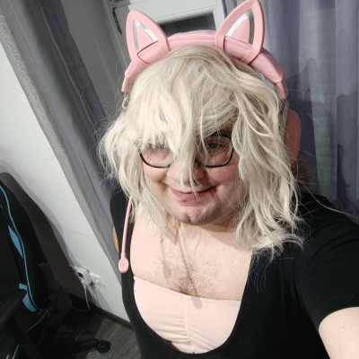 Aberrált Yabo a hájas férfi testét mutogatja youtubon