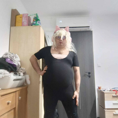 Aberrált Yabo a hájas férfi testét mutogatja youtubon
