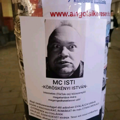 MC szájzáras Vicsorgòs Dàkò plakátok a Corvin negyedben