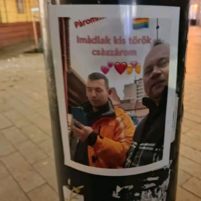 MC szájzáras Vicsorgòs Dàkò plakátok a Corvin negyedben