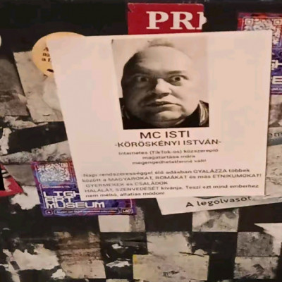 MC szájzáras Vicsorgòs Dàkò plakátok a Corvin negyedben