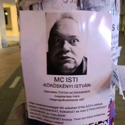 MC szájzáras Vicsorgòs Dàkò plakátok a Corvin negyedben