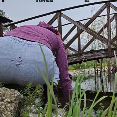 Killerbunnyinrage szakadt mackónadrágban pucsit a nézőinek kertészkedés közben