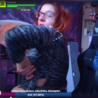 Killerbunnyinrage molyrágta felsőben és megtépett hajjal streamel