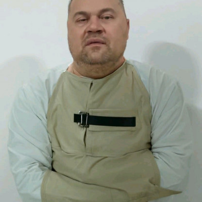 A szájzáras Idegroncs MC Isti kényszerzubbonyban