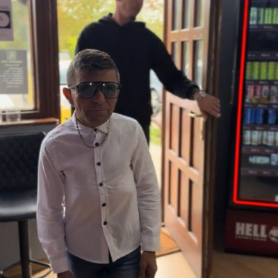 Incel Kiskobold Sanyika Gengszter stílusban menőzik