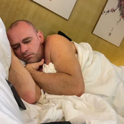 Sztív Kamumester, impotensen megkeseredve ès megöregedve