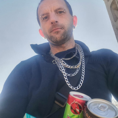 A magàt tehetősnek gondolò Macsò Tibi cigivel ès sörrel flexel