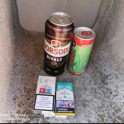 A magàt tehetősnek gondolò Macsò Tibi cigivel ès sörrel flexel