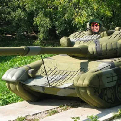 Martin felfújható tankkal harcol az imperialisták ellen