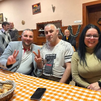 Fakezes Ádám megmutatja az iPhone-ját a Tisza jelöltjeinek