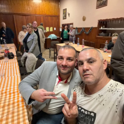 Fakezes Ádám megmutatja az iPhone-ját a Tisza jelöltjeinek