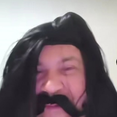 MC Pista bötyárbajusszal koldul