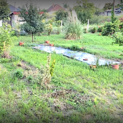Napelemek szakszerűen felszerelve a tetőre. (tehát az udvarra lerakva)