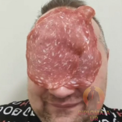 Mc Koca szalámival a fején vigyorog
