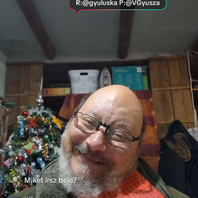 Vadász Tojás a pedofile aktákkal pózol