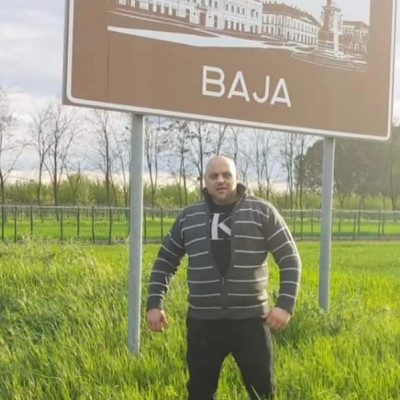 Ali Baján feszít