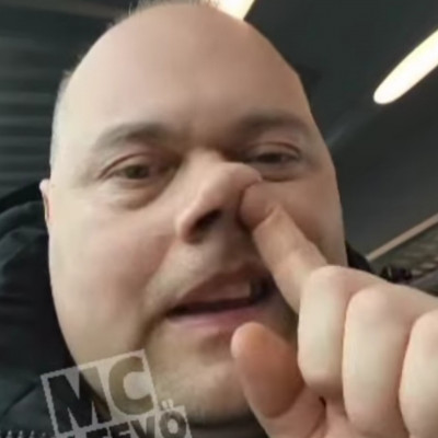 Pitypang turkál az orrába