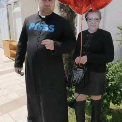 MC ősi pap Polossal valentin napozik