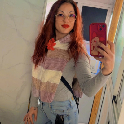 Skizófejű Kinga pózol
