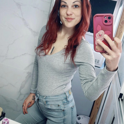 Skizófejű Kinga pózol