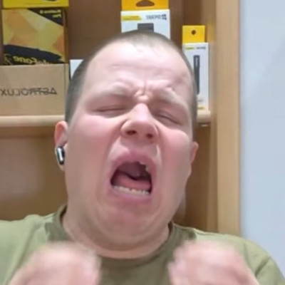 Amikor Alex tüsszent, gondolataiban egy ló harap rá a fitymájára