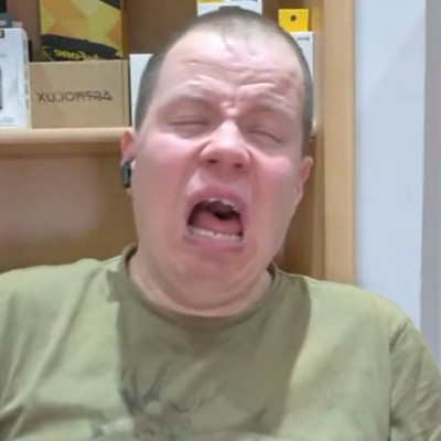 Amikor Alex tüsszent, gondolataiban egy ló harap rá a fitymájára