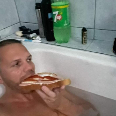 Herbert a kádban tömi az alkesz fejét