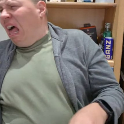 Lóbaszó Alex tartalmat gyárt