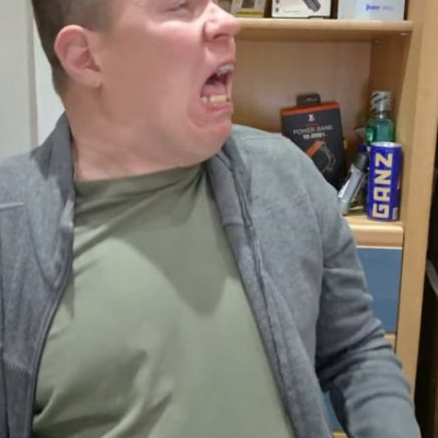 Lóbaszó Alex tartalmat gyárt