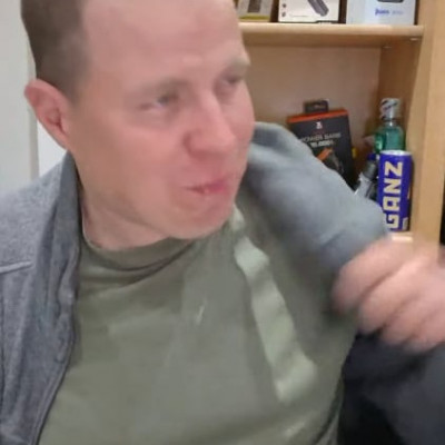 Lóbaszó Alex tartalmat gyárt